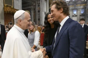 Matthew McConaughey e Camila Alves encontram papa Leão XIV no Vaticano