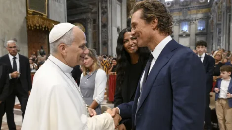 Matthew McConaughey e Camila Alves encontram papa Leão XIV no Vaticano