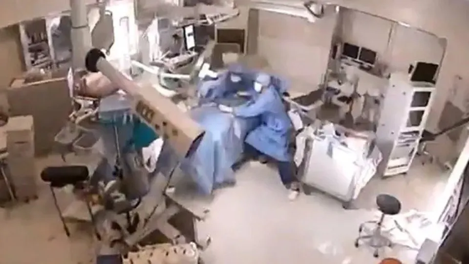 Médicos são surpreendidos por terremoto e protegem paciente em cirurgia
