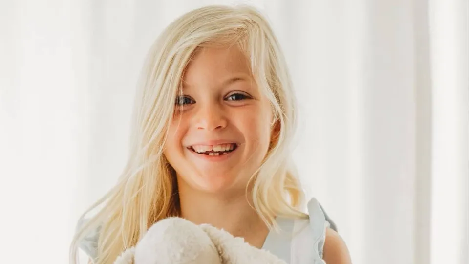 Menina de 8 anos morre após contrair infeção rara ao nadar em lago