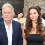 Michael Douglas surge de mãos dadas com a filha em evento na Espanha