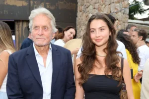 Michael Douglas surge de mãos dadas com a filha em evento na Espanha