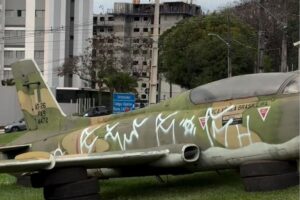 Monumento do avião, que caiu no fim de semana em Maringá, é vandalizado por pichação