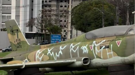 Monumento do avião, que caiu no fim de semana em Maringá, é vandalizado por pichação