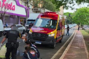 Motocicleta atropela idosa na Avenida Brasil e deixa vítima em estado grave