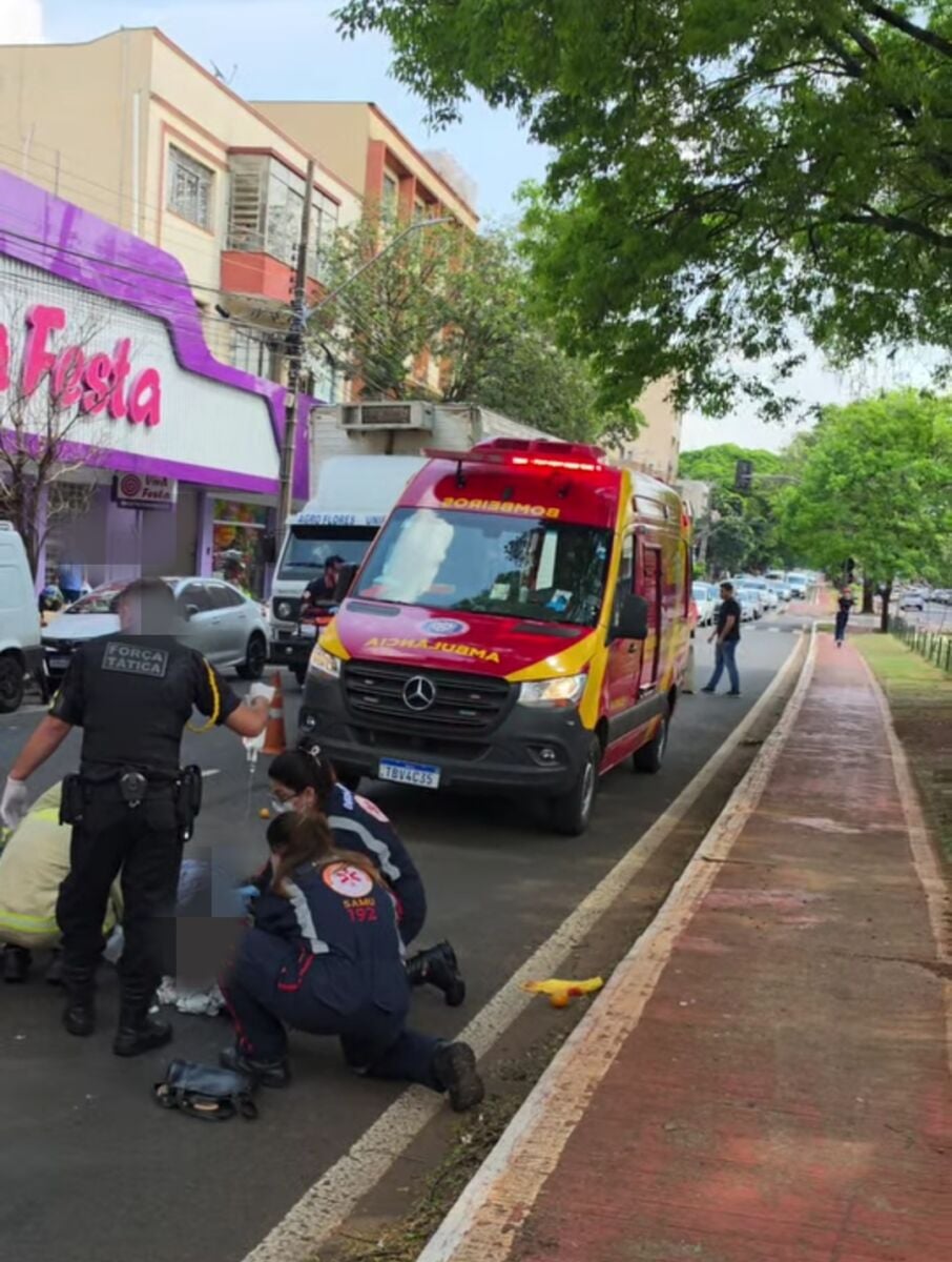 Motocicleta atropela idosa na Avenida Brasil e deixa vítima em estado grave
