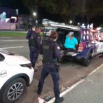 Motociclista embriagado é preso após provocar acidente, fazer ofensas racistas e resistir à prisão em Maringá