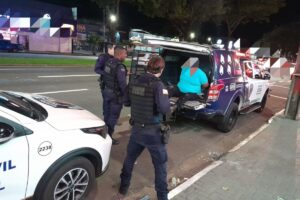 Motociclista embriagado é preso após provocar acidente, fazer ofensas racistas e resistir à prisão em Maringá