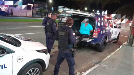 Motociclista embriagado é preso após provocar acidente, fazer ofensas racistas e resistir à prisão em Maringá