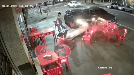 Motorista embriagada atropela pedestre em calçada, acaba presa, mas é solta logo depois sem pagar fiança