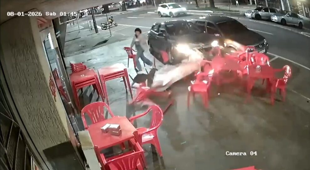 Motorista embriagada atropela pedestre em calçada, acaba presa, mas é solta logo depois sem pagar fiança