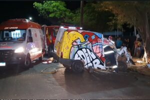 Motorista fica preso às ferragens após bater Fiorino contra poste em Maringá
