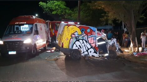 Motorista fica preso às ferragens após bater Fiorino contra poste em Maringá