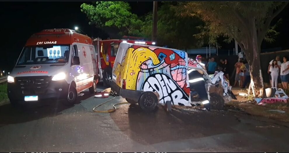 Motorista fica preso às ferragens após bater Fiorino contra poste em Maringá