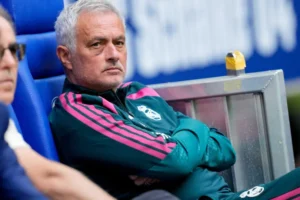 Mourinho aparece com olho roxo em jogo do Real Madrid; saiba o motivo