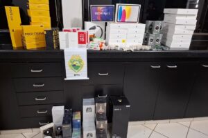Mulher é flagrada com eletrônicos, perfumes e ampolas de emagrecimento escondidas no corpo na PR-323
