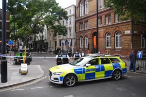 Mulher é presa após esfaquear quatro homens no centro de Londres