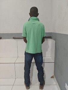Mulher esfaqueada pelo companheiro foge por janela e pede socorro na Delegacia da Polícia Civil