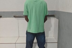 Mulher esfaqueada pelo companheiro foge por janela e pede socorro na Delegacia da Polícia Civil