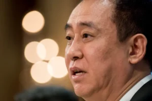 Na China, tribunal condena fundador da Evergrande à prisão perpétua por fraude