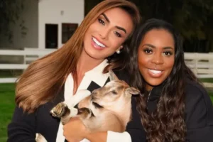 Nicole Bahls batiza cabrito de Vini Jr. e recebe mãe do jogador: 'Virginia já está aqui'
