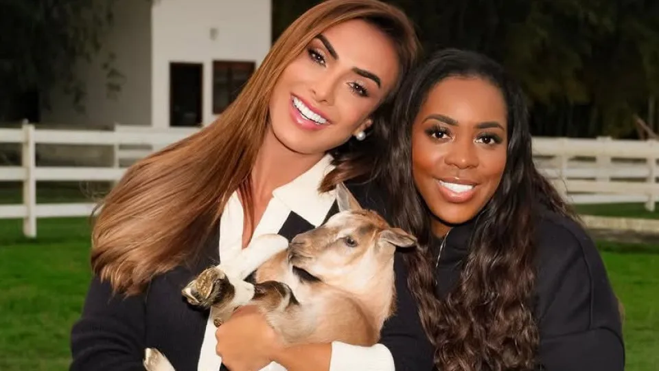Nicole Bahls batiza cabrito de Vini Jr. e recebe mãe do jogador: 'Virginia já está aqui'