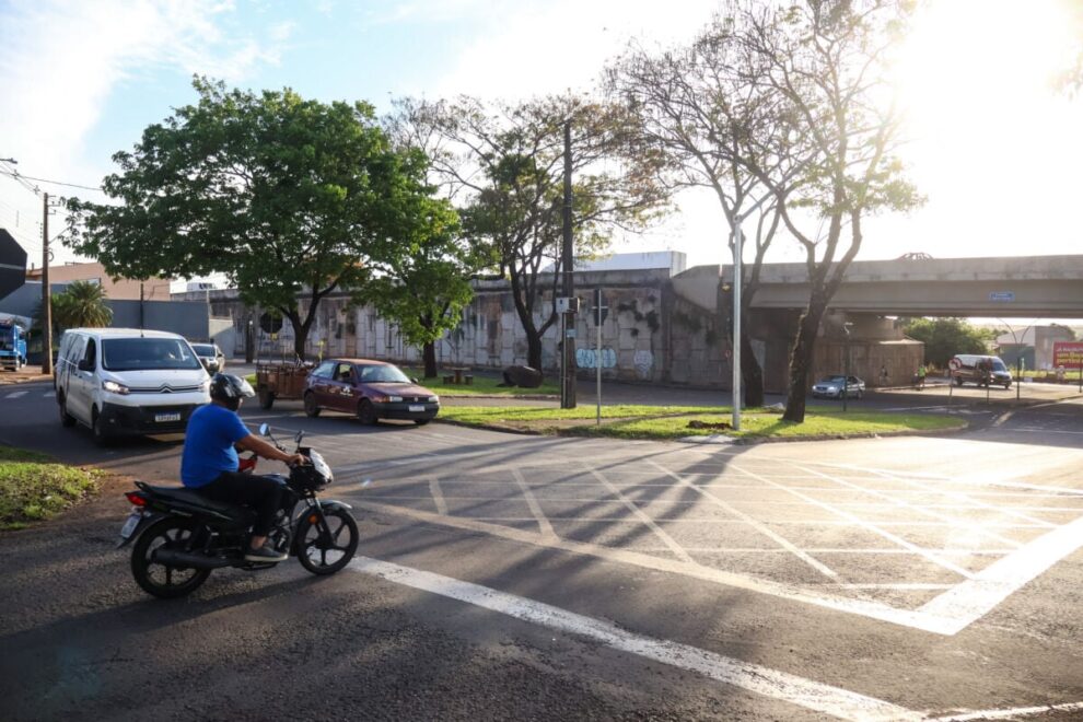Novos semáforos são instalados em cruzamento do Contorno Norte, em Maringá