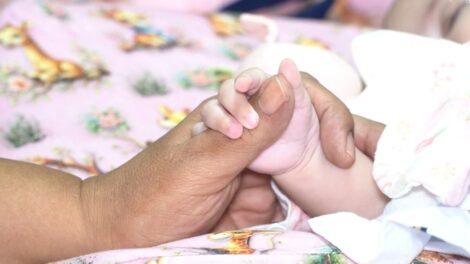 "O adeus é um pouquinho doloroso, mas não diminui o amor", afirma voluntária que já deu lar temporário para 37 bebês em Maringá