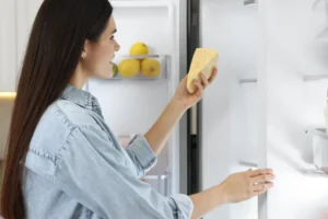 O erro ao guardar queijo na geladeira que pode fazê-lo estragar antes