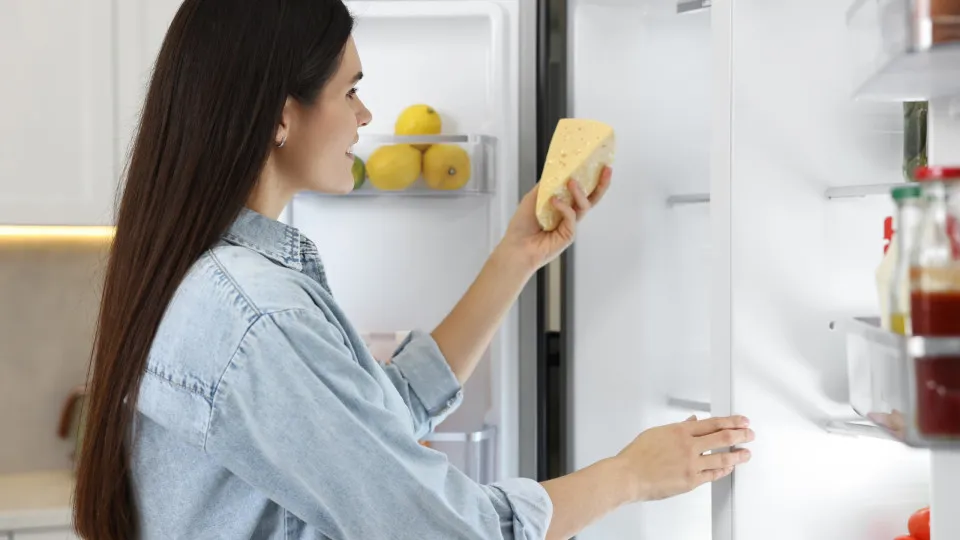 O erro ao guardar queijo na geladeira que pode fazê-lo estragar antes