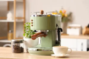 O erro de limpeza que cria um antro de germes na sua máquina de café
