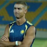 O que é isto? Cristiano Ronaldo volta de férias com visual surpreendente
