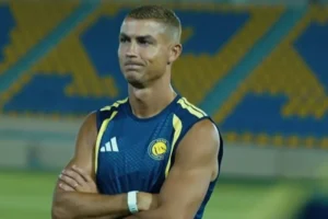 O que é isto? Cristiano Ronaldo volta de férias com visual surpreendente