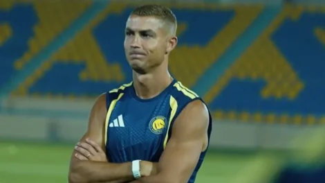 O que é isto? Cristiano Ronaldo volta de férias com visual surpreendente