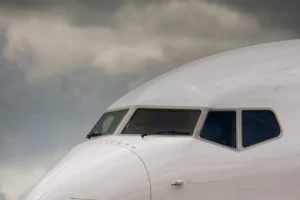 Ônibus atinge asa de Boeing 737 durante embarque no Aeroporto de Guarulhos