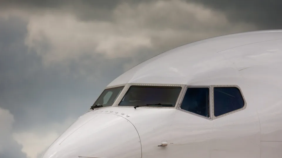 Ônibus atinge asa de Boeing 737 durante embarque no Aeroporto de Guarulhos