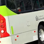 Ônibus são sequestrados e usados como barricadas em ruas do RJ após operação policial
