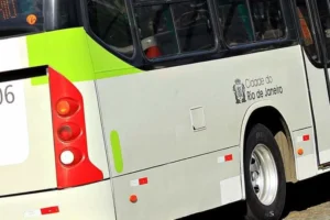 Ônibus são sequestrados e usados como barricadas em ruas do RJ após operação policial