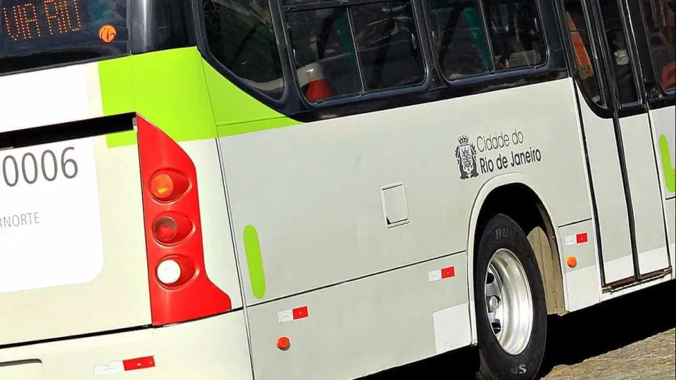 Ônibus são sequestrados e usados como barricadas em ruas do RJ após operação policial