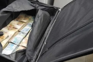 PF apreende R$ 510 mil em espécie em mala de passageira no Aeroporto de Congonhas