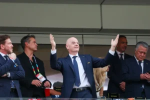 País de Gales retira apoio a Infantino, e UEFA ameaça ação judicial