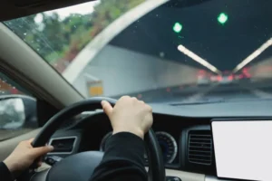 Pais viajam 100 km sem perceber que filho estava morto no carro