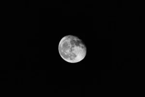 Parte de foguete da SpaceX atinge a Lua e abre nova cratera