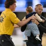 Partida de futebol é interrompida após bebê 'invadir' o campo; vídeo