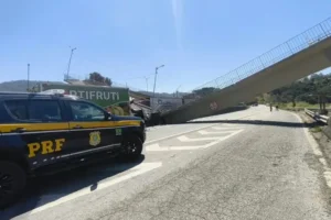 Passarela é atingida por carreta e desaba no interior de SP; duas pessoas morrem