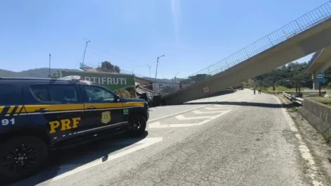 Passarela é atingida por carreta e desaba no interior de SP; duas pessoas morrem