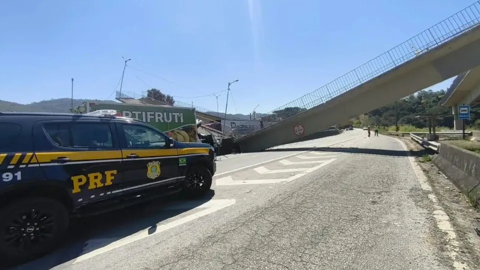 Passarela é atingida por carreta e desaba no interior de SP; duas pessoas morrem
