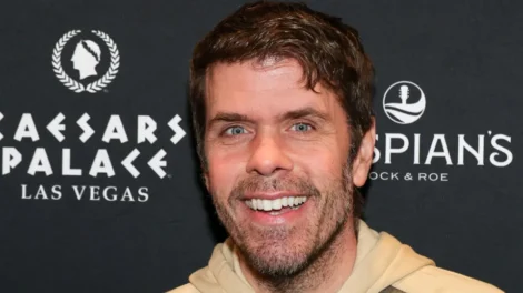 Perez Hilton se comunica e família atualiza estado após internação