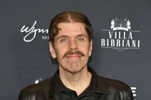 Perez Hilton segue internado duas semanas após crise durante live