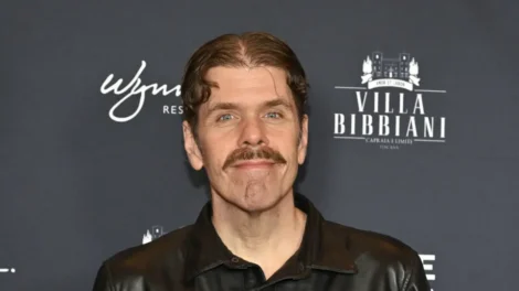 Perez Hilton segue internado duas semanas após crise durante live